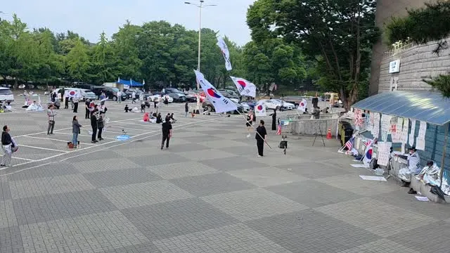 6.12.금.05시 새벽 잠실 현상황
9일째 빼앗긴 참정권 되찾기 위한 청년들의 외침은 멈추지 않고 밤새 계속되었고, 오늘은 월드컵축구도 있는 