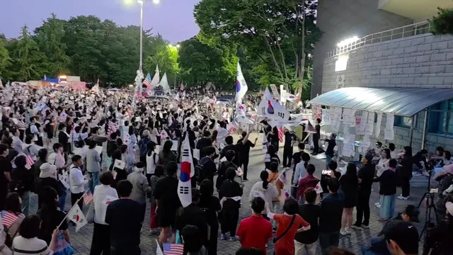 6.11.목. 저녁 9시 실시간 잠실현장
날이 갈수록 참석 인원이 늘어나고 있습니다. 왜일까요? 국민 참정권 되찾기 위한 주권 수호 요구이기 때