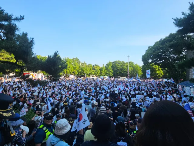 와.. 오늘 역대급인파!!!
장미광장 가는길 그늘에 사람이 그득그득!!!!!!!