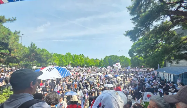 잠실 올공 오늘 낮.
어린이,애기,임산부 가족단위 엄청 많음. 커플들도 아주 많음. 얼음물 나눠주고 돗자리도 빌려주시고 둘째데리고 나갔더니 애기
