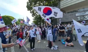[현장in] 2030 청년들 입에서 쉴새 없이 터져나온 애국가… 끓어오르는...

[천지일보=배은정 기자] “동해물과 백두산이 마르고 닳도록, 