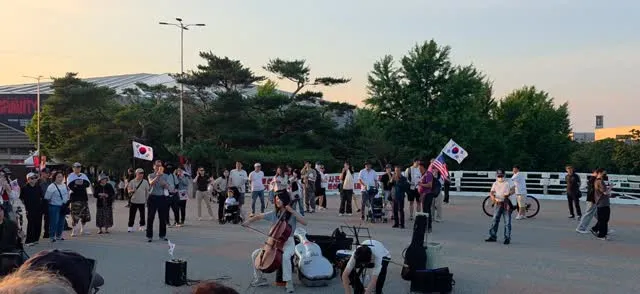 저녁 노을 아래, 올공에서 울려 퍼지는 
첼로와 일렉 기타의 콜라보~🇰🇷
