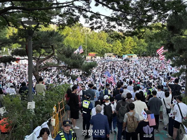 다시 주말 맞은 잠실 시위…중장년층 중심으로 “부정 선거” 구호 통일

서울 송파구 올림픽공원에서 9일째 이어지고 있는 6·3 지방선거 개표소 