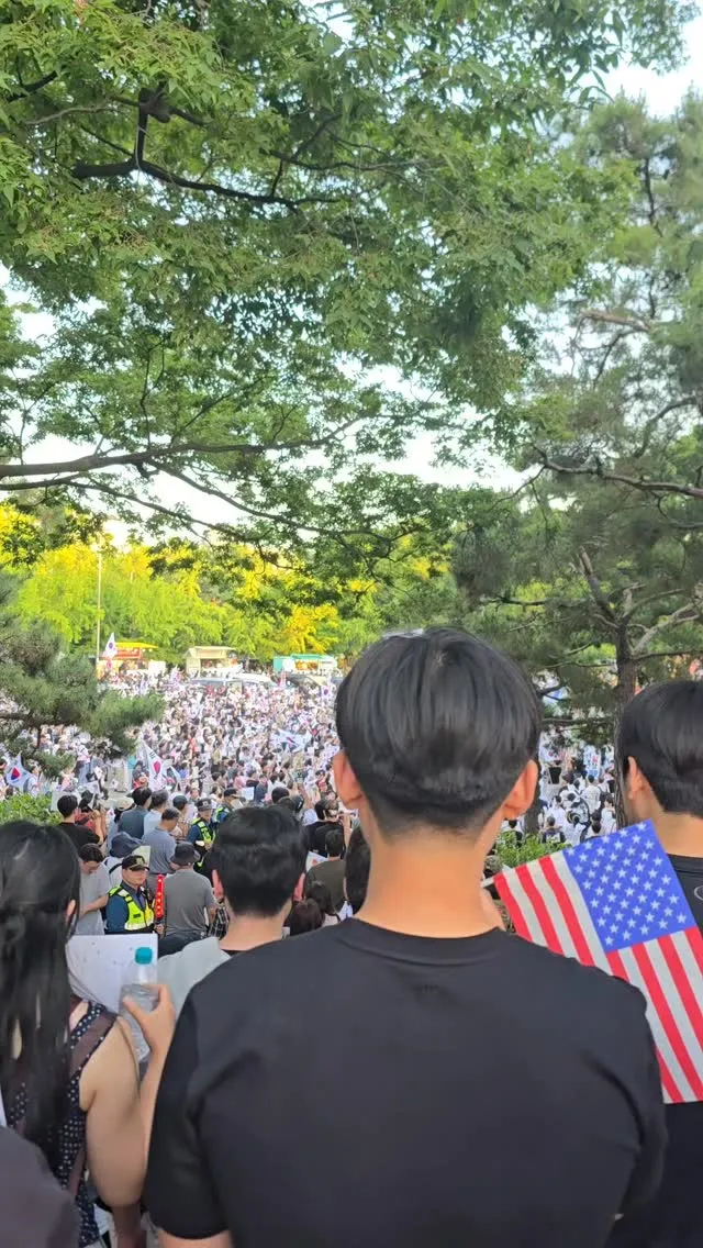 13일 토요일.
오늘 역대급 인파다. 

잠실민주화운동 노력의 효과가 
점점 더 증폭되는 느낌이다.

힘이 난다. 후원 푸드트럭도 엄청 많아졌다