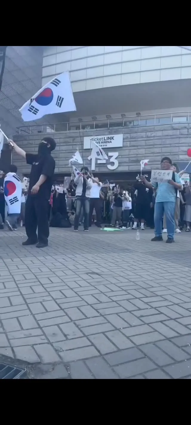 지금 올림픽 공원 완전 난장판이야
부정선거 재선거
당일투표 수개표 말고

한미동조 국제단체
이 사람들이 구호 훼방 놓는데!?
이게 뭐야??? 지