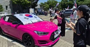 [포토] 집회 현장 차량 본닛 위에 '재선거·당일 수개표' 등 문구 적는 ...

[천지일보=배은정 기자] 13일 서울 송파구 올림픽공원 핸드볼