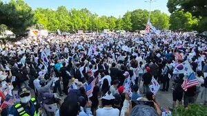 [포토] 낮부터 밤까지 이어진 참정권 집회… 참가자 수천 명 태극기 흔...

[천지일보=배은정 기자] 13일 서울 송파구 올림픽공원 핸드볼경기