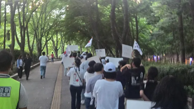 오늘 분당에서 되게멋진 집회있었음.
분당맘카페에서 만나서 생긴 집회였는데,
엄마들이 분노해서 일어난 지역집회였음.
"부정선거 재선거, 당일투표 