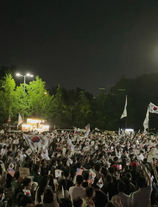 분노와 감동이 뒤섞인 잠실.

침묵하는 주류 언론과 
동력이 끊기기만을 바라는 기득권.
하지만 시민들의 눈빛은 
여기가 시작임을 말하고 있습니다