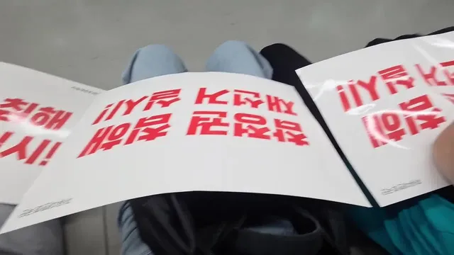 지하철 탔는데 모르시는 분들 다 이러고 있음 ㅋㅋㅋㅋㅋㅋ.