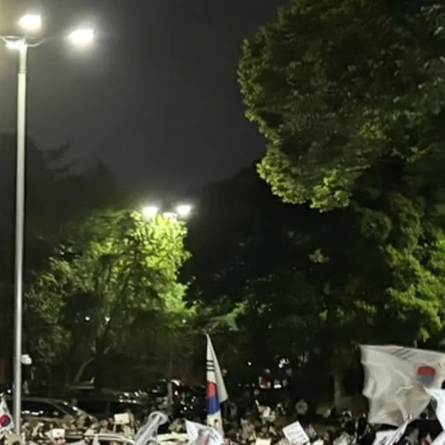 잠실 투표소 봉쇄 시위 나흘째로…새벽에도 수천명 자리지켜부정선거 주장 놓고 참가자끼리 갈등…경찰 비공식 추산 8천명(서울=연합뉴스) 한지은 기자