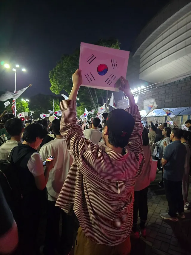 분노와 감동이 뒤섞인 잠실. 
침묵하는 주류 언론과 동력이 끊기기만을 바라는 기득권. 하지만 시민들의 눈빛은 여기가 시작임을 말하고 있습니다. 