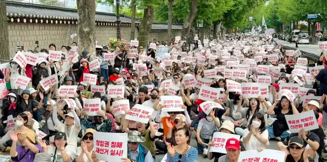 어쨌든 화력은 올공이 있네.

태극기도 거의 안보이고
