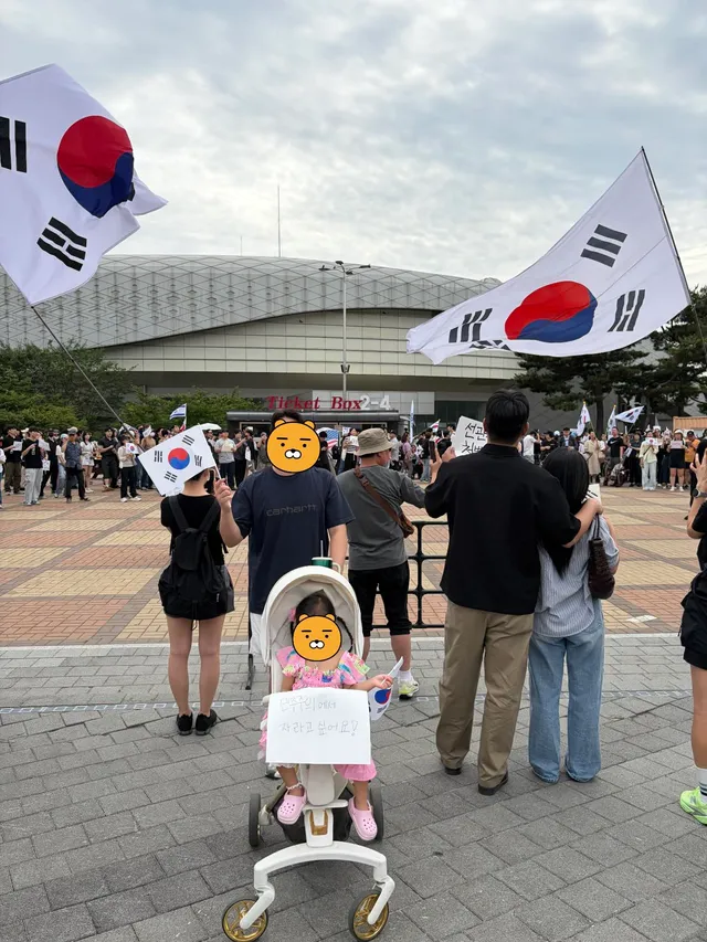 어마어마한 인파와 함께 유모차 부대 출발합니다
아이와 움직여서 즉각적인 업데이트는 힘들지만 틈틈이 상황 공유하겠습니다