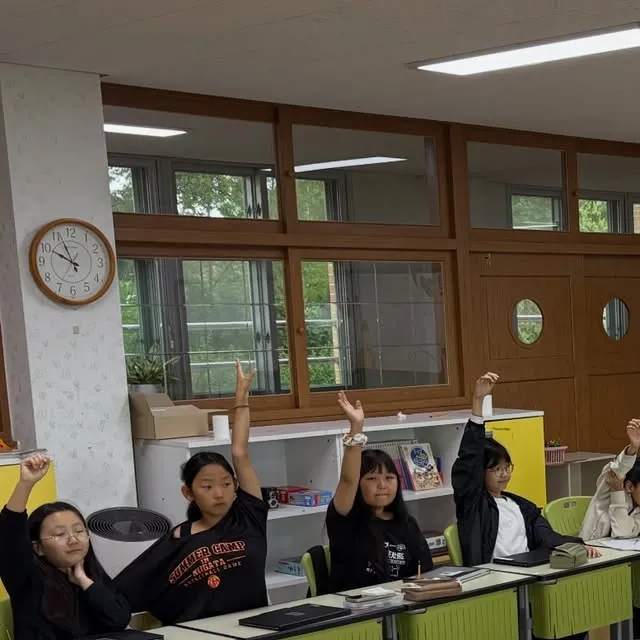<앞으로는 제발 좀 잘해주세요>주말에 많은 사람들이 서울에 모였다고 말을 꺼내자 신호위반은 선관위, 투표용지 부족, 재투표 같은 말을 쏟아냈다.