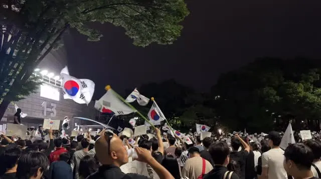재선거!!! 재선거!!! 재선거!!! 재선거!!!
다들 질서있게 평화롭게 외치고 있습니다