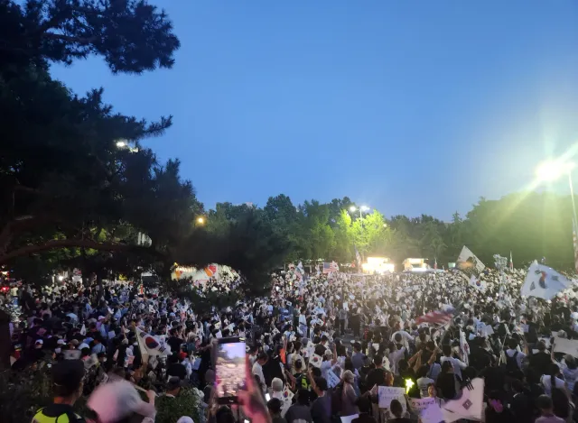 올공 집회의 실체

인파를 뚫고 집회 지휘부(?) 쪽으로 가봤다
근데 아무것도 없음
단상도 마이크도 지휘부도...
같이 간 일행이 '실체가 없네