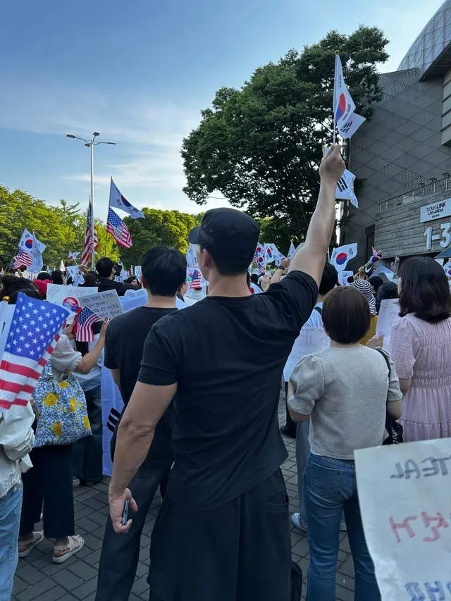 6월 13일 토
올림픽 공원에 나가지 않을 명분을 못 찾았다
낮에는 너~무 더웠지만 저녁에 시원해져서 다행

원치 않는 자들에게는 큰 유감이겠지