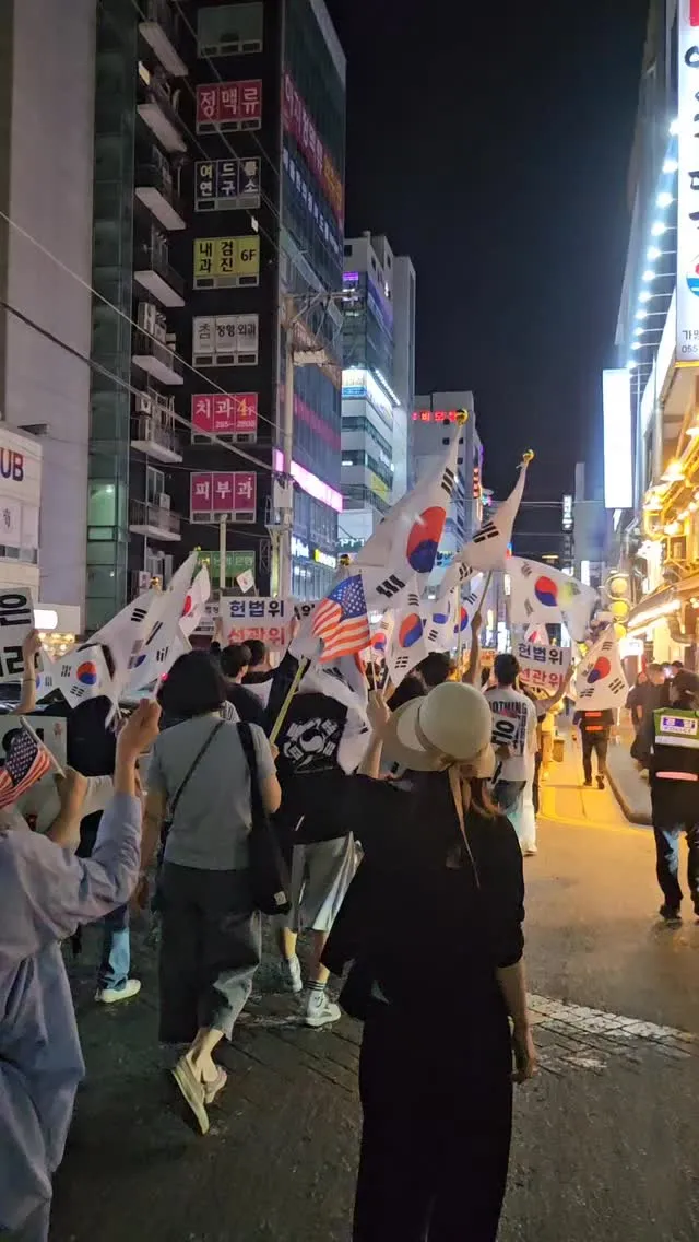 오늘도 창원 상남동 
#부정선거 #재투표

다음주는 금요일 저녁 7시 30분 
마산 오동동 불종거리 문화광장에서 한다고 합니다!