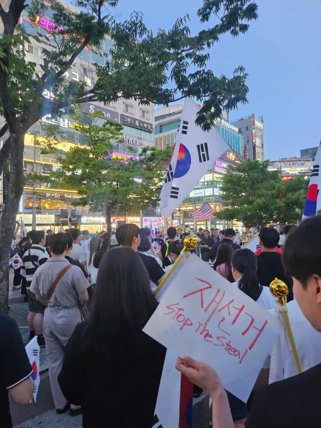 오늘도 창원 상남동 
#부정선거 #재투표

다음주는 금요일 저녁 7시 30분 
마산 오동동 불종거리 문화광장에서 한다고 합니다!
