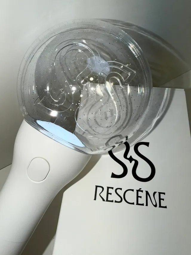 [#RESCENE]

📢 𝐑𝐄𝐒𝐓𝐎𝐂𝐊 

▶️ 리센느 - 공식 응원봉

위드뮤 잠실점에서 만나보세요! 𐔌՞⁔•͈ ·̫ •͈⁔՞