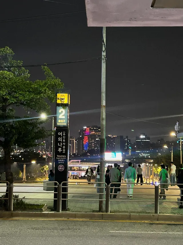몇일전 퇴근하면서 본 태극기입니다. 당분간 휴무가 아예 없어 올공에 가지는 못해도 마음으로 늘 응원중입니다… 다들 감사합니다