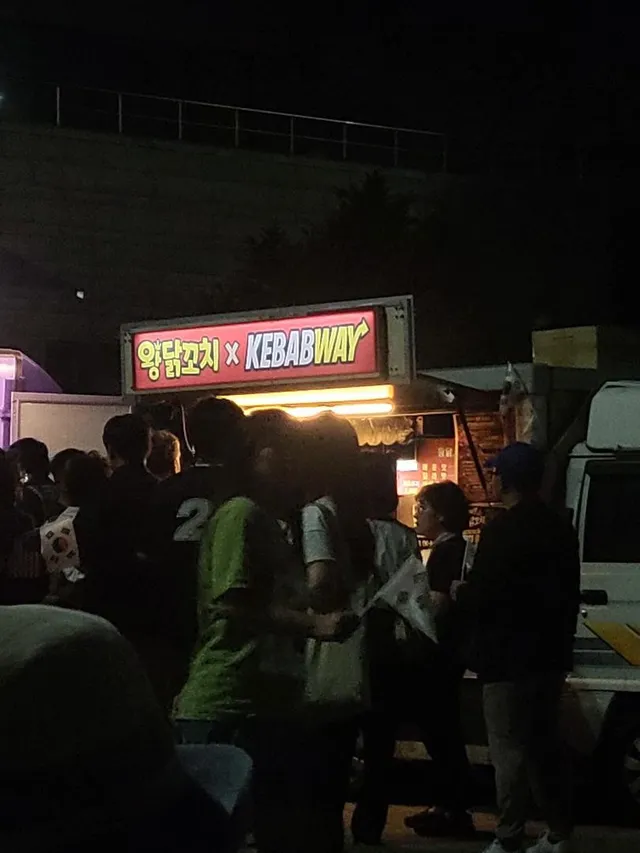 잠실 가시는분들 주목

다 한마음 한뜻으로 좋은마음으로 기부 하시는데 

여기 안에서 닭꼬치 장사하시는 분이 계십니다

우선 공원에서는 판매가 