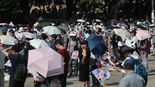 주말마다 다시 커지는 잠실 개표소 시위…정치 불신이 만든 결집

6·3 지방선거 투표용지 부족 사태로 촉발된 잠실 개표소 봉쇄 시위가 장기화 국