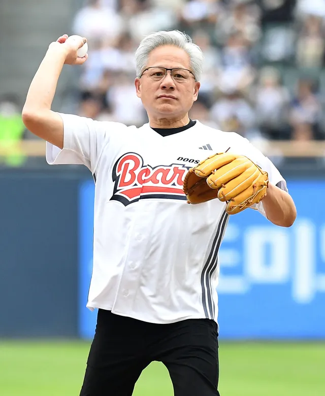 두산 유니폼 입은 젠슨황, KBO 첫 시구…사진으로 돌아보는 한 주의 기록...

한국을 방문 중인 젠슨 황 엔비디아 최고경영자(CEO)가 7일