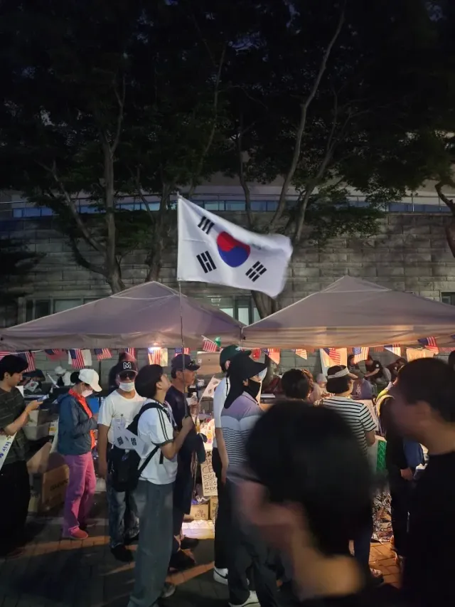 어제저녁 모습입니다 ^^!정말많은모이셨는데요 
그러나뉴스에선 규모를 작게말하네요