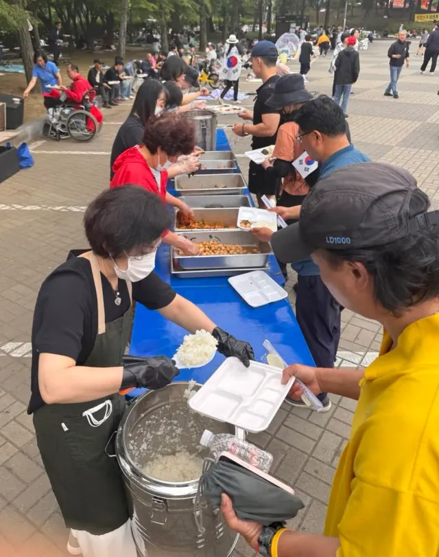 그 옛날 "동학농민운동" 때도 이랬을 겁니다
삼시세끼 밥은 먹어야 하니, 누구는 쌀 내오고, 누구는 밥짓고, 누구는 밥을 퍼주었겠지요

2026