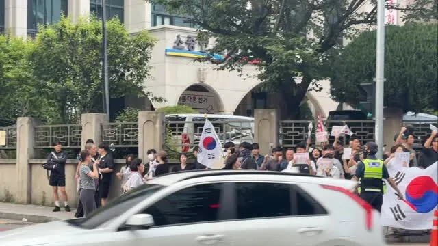 사장님께 잠시 양해 구하고 1시간 소리치러 왔습니다!!
재!투!표!
(사장님 감사합니다❤️‍🔥)