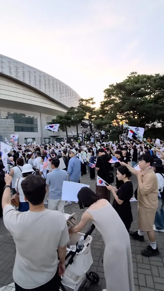 네번째 올림픽 공원.
가장 많은 인파, 가장 다양한 연령대의 시민들이 모였다. 초반의 청년들뿐 아니라 아이부터 할머니 할아버지. 그리고 반려동물