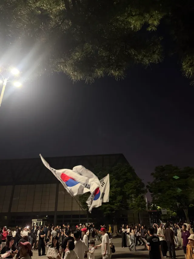 올공 밤샘 노숙하고 철수 ㅋㅋ
토욜 저녁 와서 나름 의미를 부여하고 느끼는게 많았음,,,
대단한 분들이 너무 많음
대한민국은 아직 죽지 않았다