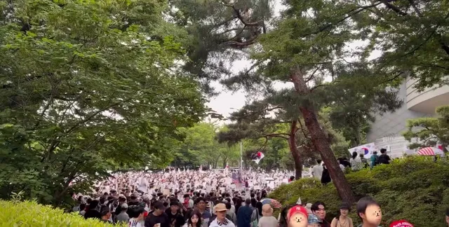 4시간 정도 머물다 옴 평화롭고 안전하고 마실 거 먹을 거 피켓 다 나눠주심 덕분에 몸 아픈데 약 먹어가며 있다 왔습니다 주변 어르신이랑 엄마 