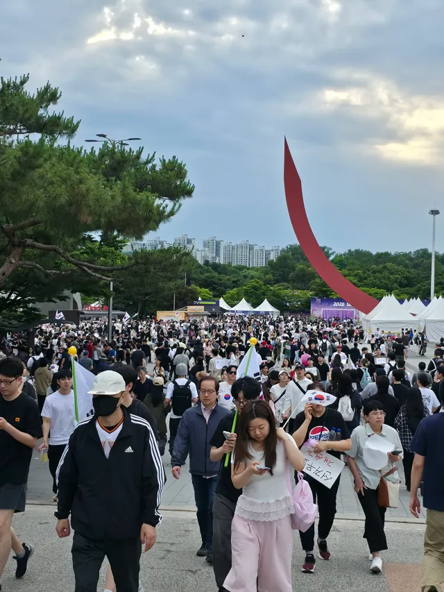 1시부터 자원봉사하다가 지금은 2-3게이트에서 쉬면서 시위하는중🇰🇷🫡 다들 화이팅입니다