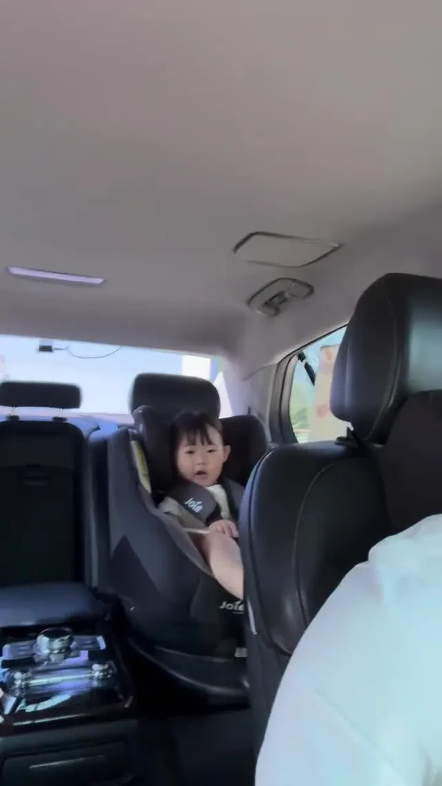 평일 오전반 지킴이 아가..
동물원 말고 재선거 하러 가자고????!!!!!
목적지 변경 !!!!!!
주말이라 길 막힐까봐 무섭지만
그건 그 때