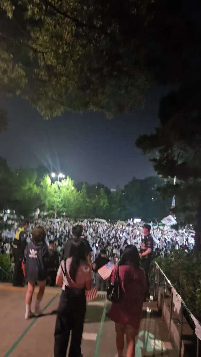 거리에는 저마다의 사연을 품은 이들이 모여 있었다. 누구는 억울함을, 누구는 분노를, 또 누구는 그저 잃어버린 일상을 그리워하며 태극기를 쥐고 