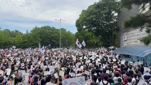6월 6일 15시
방송국, 언론 하나도 없음
역사에 남아야 할 이 순간을 위해 있어야 할 미디어가 여기엔 없다.
평소에 선한 영향력을 말하던 인
