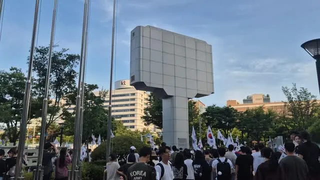 태극기까지 쿠팡으로 사신거 가져오셔서 여기 놔주셨습니다... 진짜 대한민국 국민 최고입니다 마스크도 사진찍히기 조금 그러신분들 쓰시라구 가져오셨