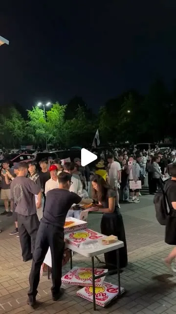 오늘 올림픽공원 핸드볼경기장에서각자의 신념과 가치에 따라 목소리를 내고 있는 분들께 웰컴피자 피자를 나눠드리고 왔습니다.생각은 서로 다를 수 있