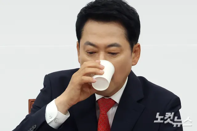 장동혁 거취론 지지부진…'연말 교체' 시나리오까지

국민의힘 장동혁 대표 거취 문제가 정점식 신임 원내대표 체제의 첫 시험대로 떠올랐다.