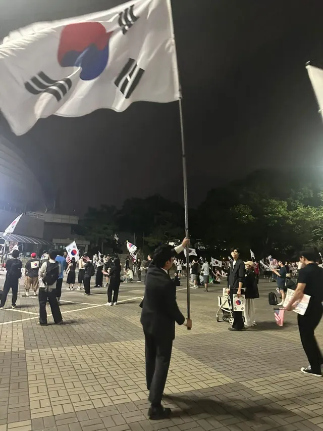 실시간 올공 잠실민주화운동에서 밤샘 철야
새벽까지 날새고 차에서 쪽잠자고 일어났습니다..
다들 오늘도 행복하고 즐거운하루 보내시길 바랍니다!

