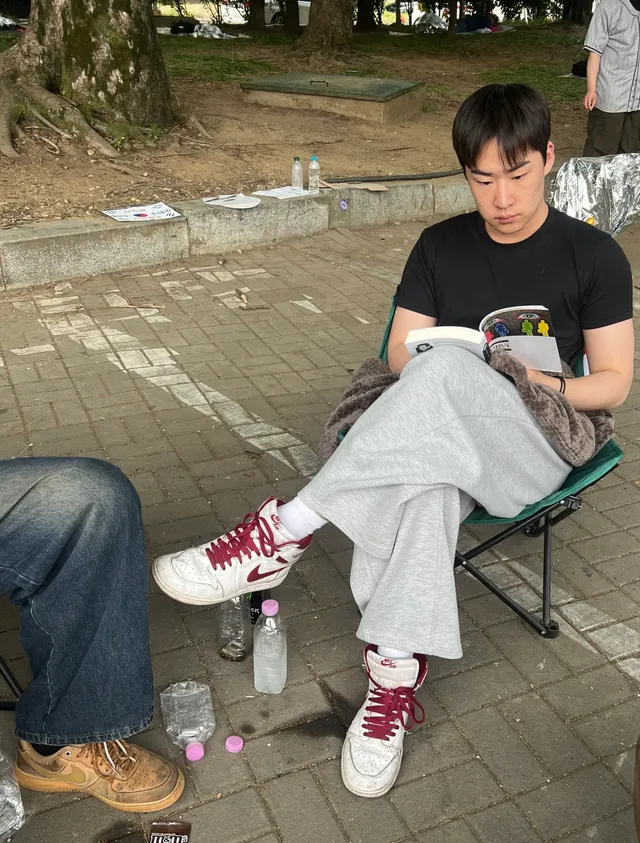 실시간 ‘올공’ 현황 

밤새 현장 지키고, 아침에 책을 읽고 있는 젊은 친구 발견.

‘대한민국의 미래가 밝다.’

읽고 있는 책 제목 물었더