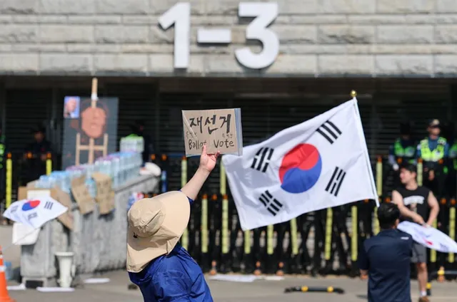 '6·3 투표용지 부족 사태' 잠실 개표소 시위, 이른 폭염에 참가자 감소

6·3 지방선거 투표지 부족 사태로 시작된 잠실 개표소 봉쇄 시위가