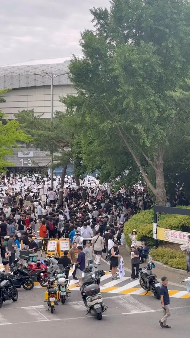 20.30 대 주축
어르신들 응원받으며 질서정연하게 진행중 
사람 점점 많아지는중 
자원봉사자분들 고생많으십니다🥹
보도 1 도 안하는 언론사들