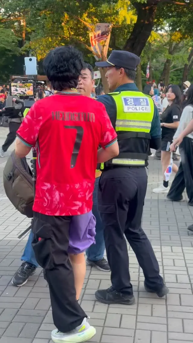 빨간옷입고 라이브하며 시비터는 좌파개저씨
좌파관상은 과학
#좌파#우파#재선거