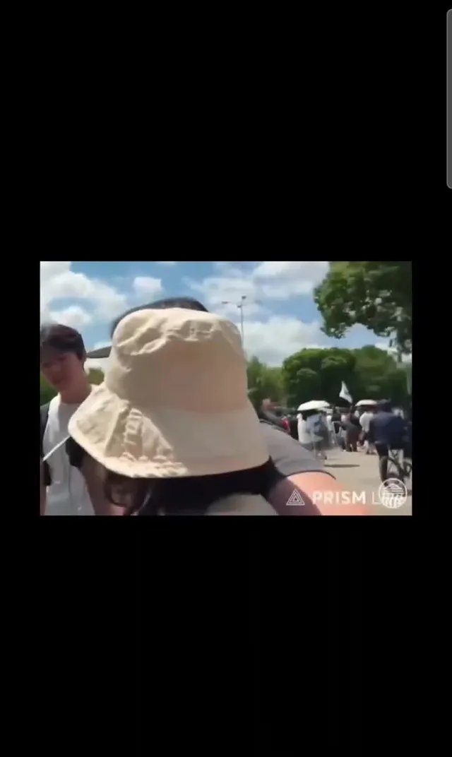 우파대학 여전히 애국활동 하고 있었습니다! 올공 건물에서 나오는 무고한 자전거21 직원분께 자전거 타기에 좀 불편해 보인다고 기선제압도 하고 가