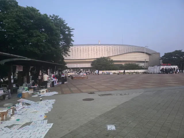 휑하네요. 불씨가 사그라지지 않기를 바랍니다.