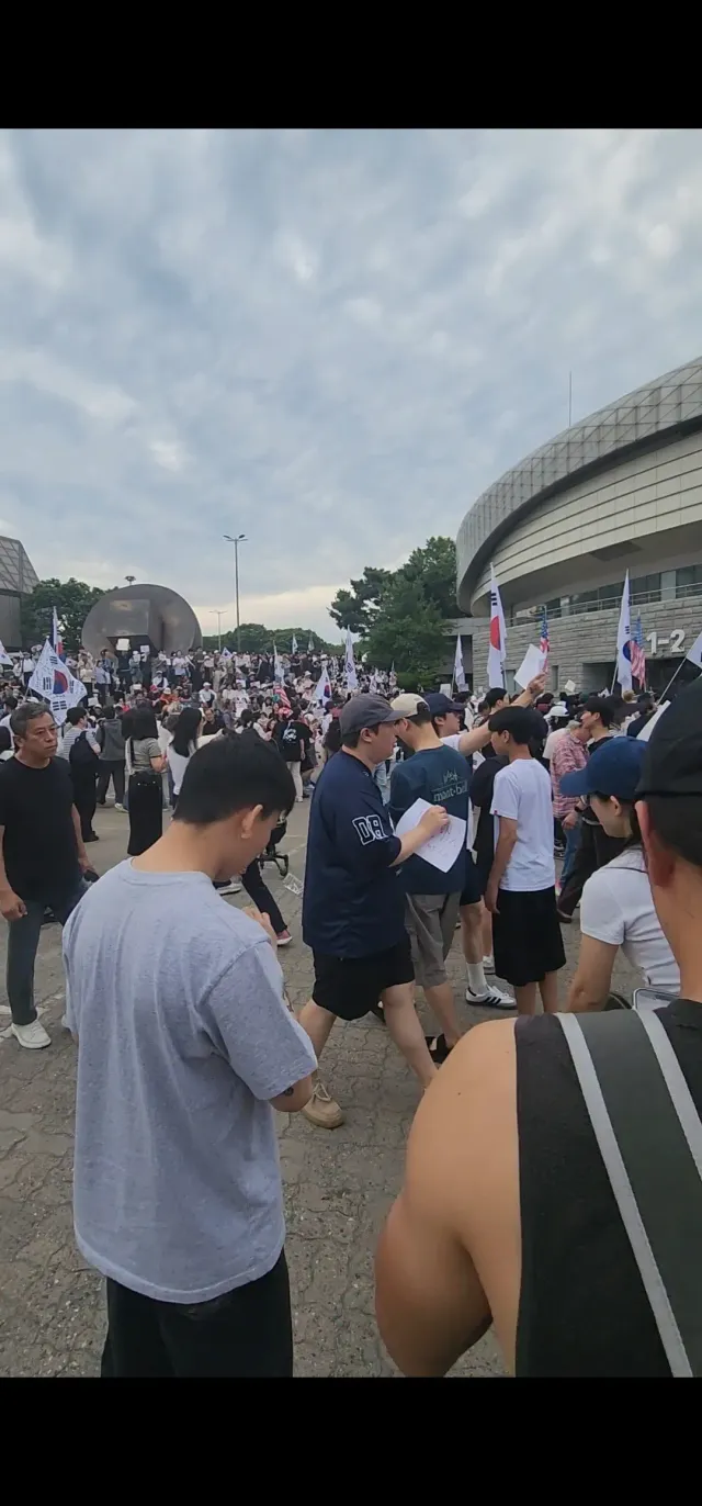 사람 살면서 이렇게모인거 처음봐 중앙쪽으로갈수록 발 디디기도 힘들더라